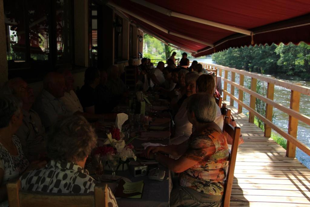 Hotel Restaurant Les Gorges De Chouvigny Exterior foto